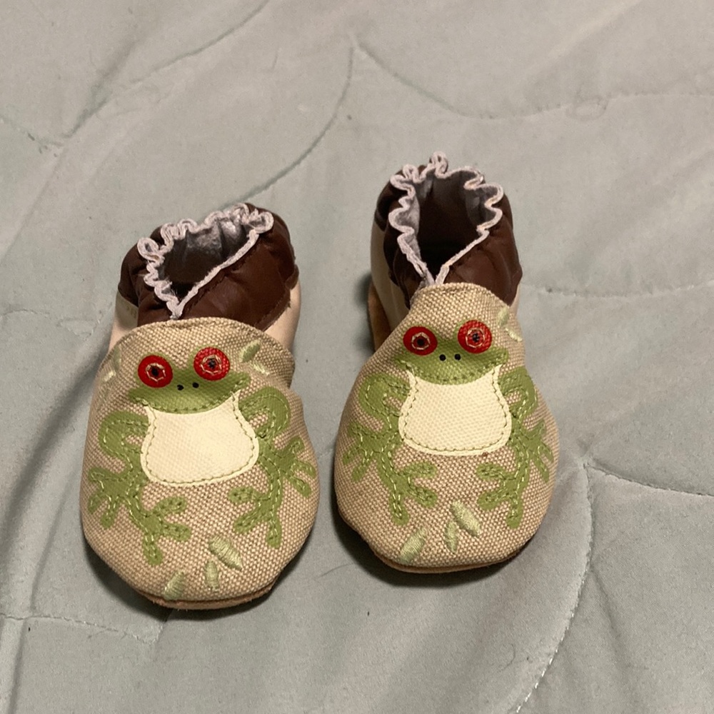 Robeez organic frog cream shoes